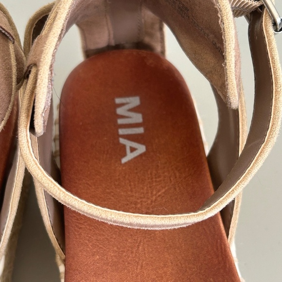 MIA Tan Platform Sandals - Picture 11 of 13